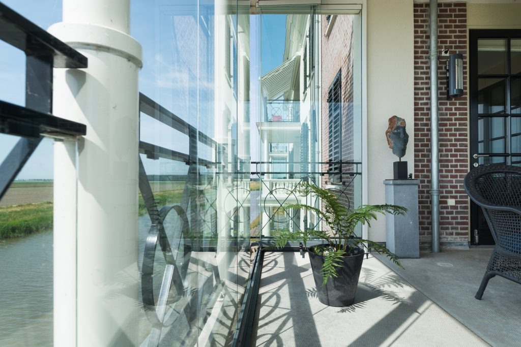 Glazen-vouwwanden-voor-balkons-beschut-genieten-02