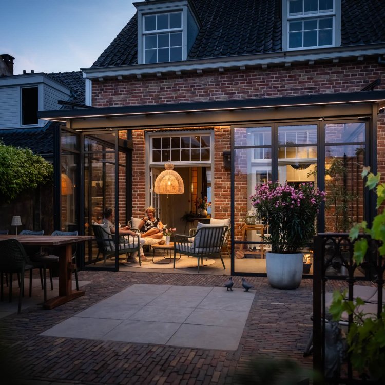 overkapping aan huis met glazen schuifwand