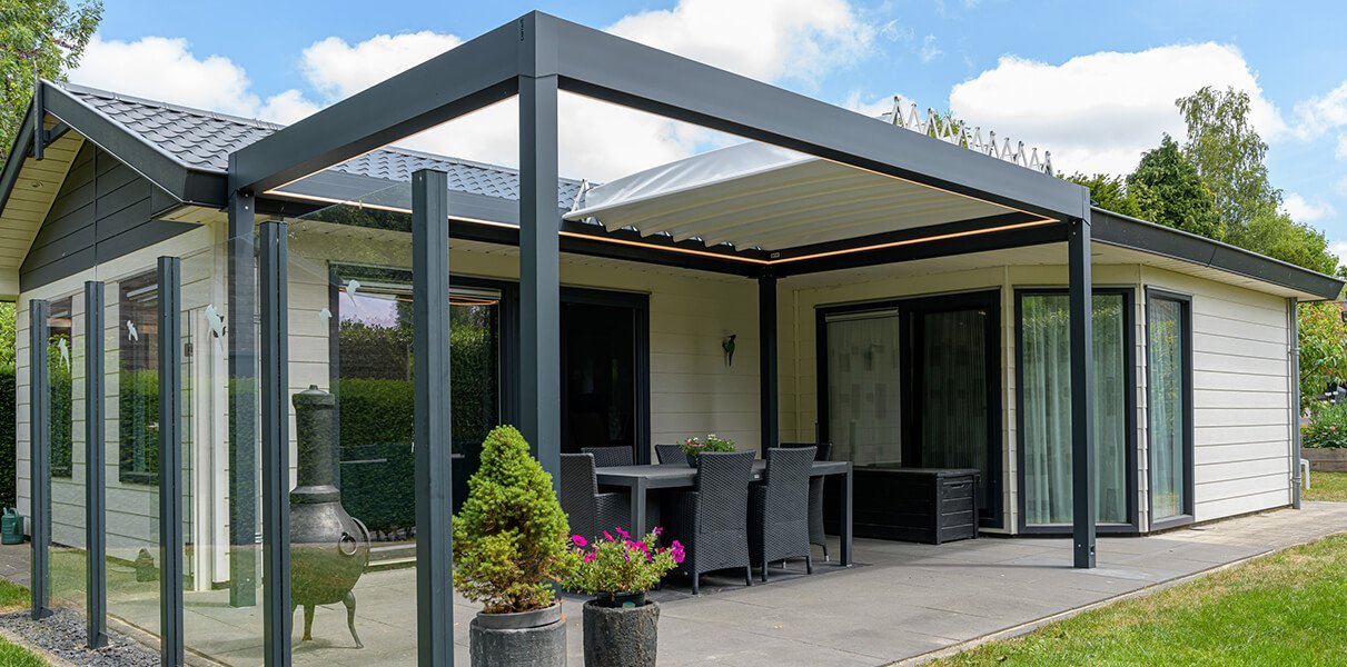 Alba Butterfly terrasoverkapping met geopend canvasdak