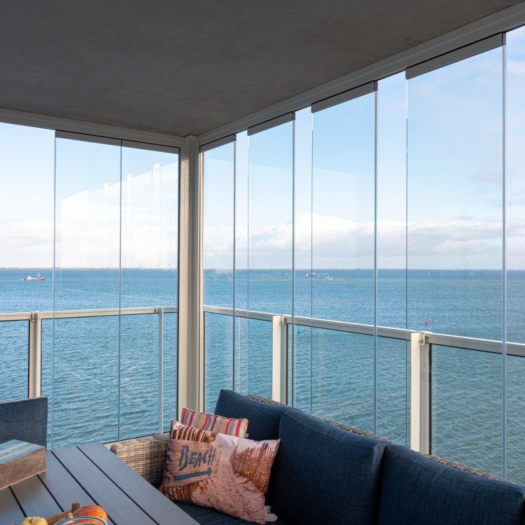 glazen loggia balkon aan zee