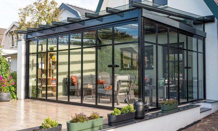 luxe ruime tuinkamer aan huis met steel-art systeem in een grote tuin