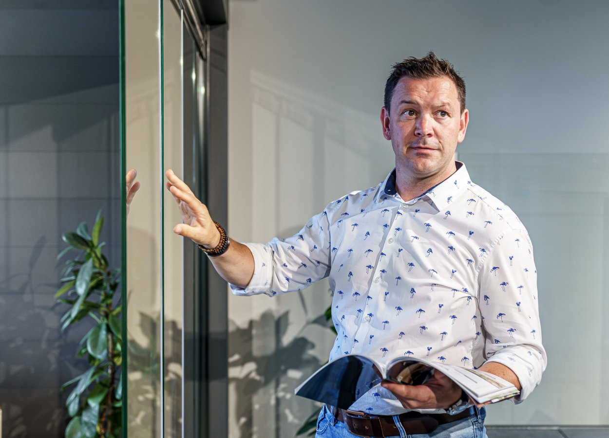 Verkoopadviseur van Metalura tijdens een eerste advies gesprek voor een glazen wandsysteem