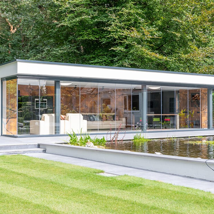 Moderne serre met glazen schuifwanden, strak design en uitzicht op vijver en tuin