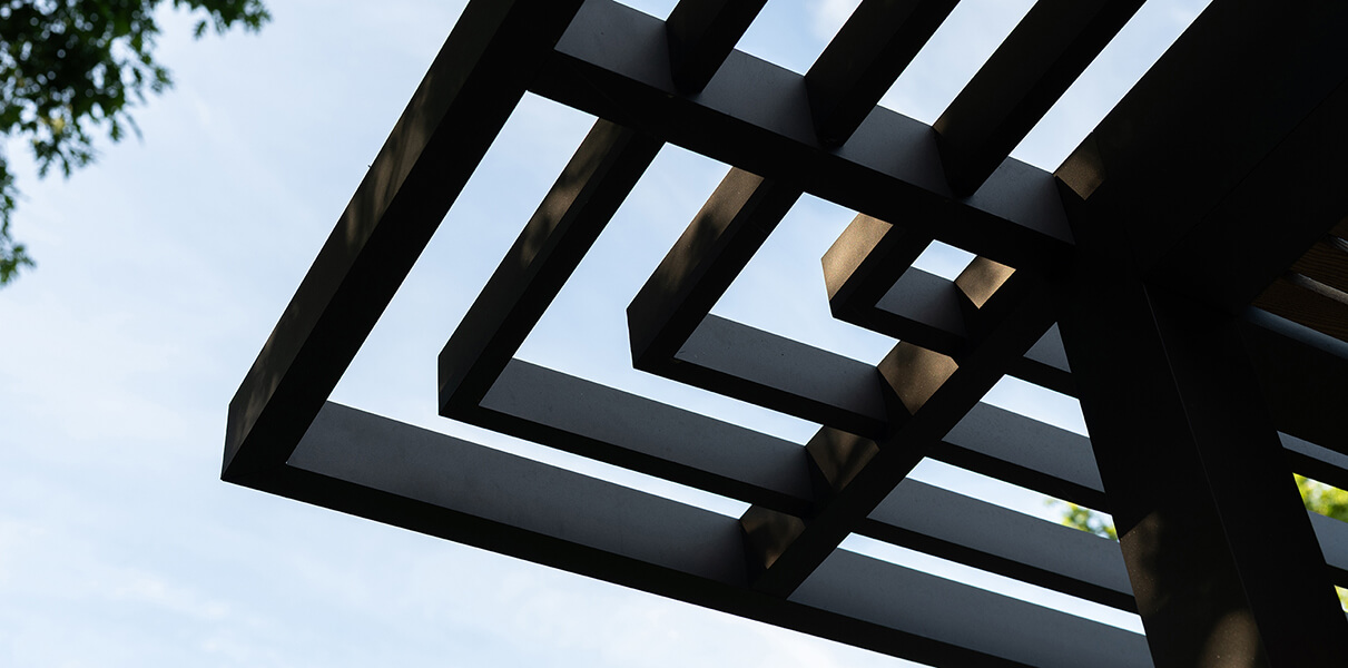 floren-lamellenoverkapping-designoverstek-en-slanke-staanders-metalura