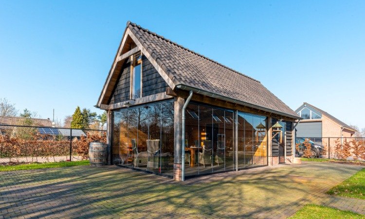 buitenverblijf met glas