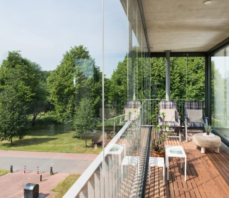 Glazen vouwwanden voor balkons beschut genieten