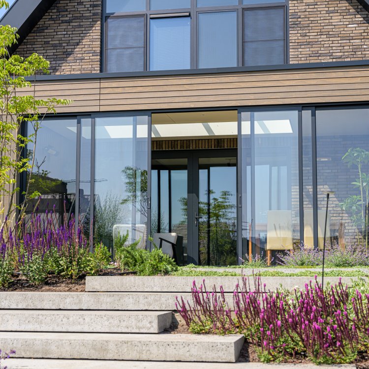 geisoleerd tuinhuis met glazen schuifwanden