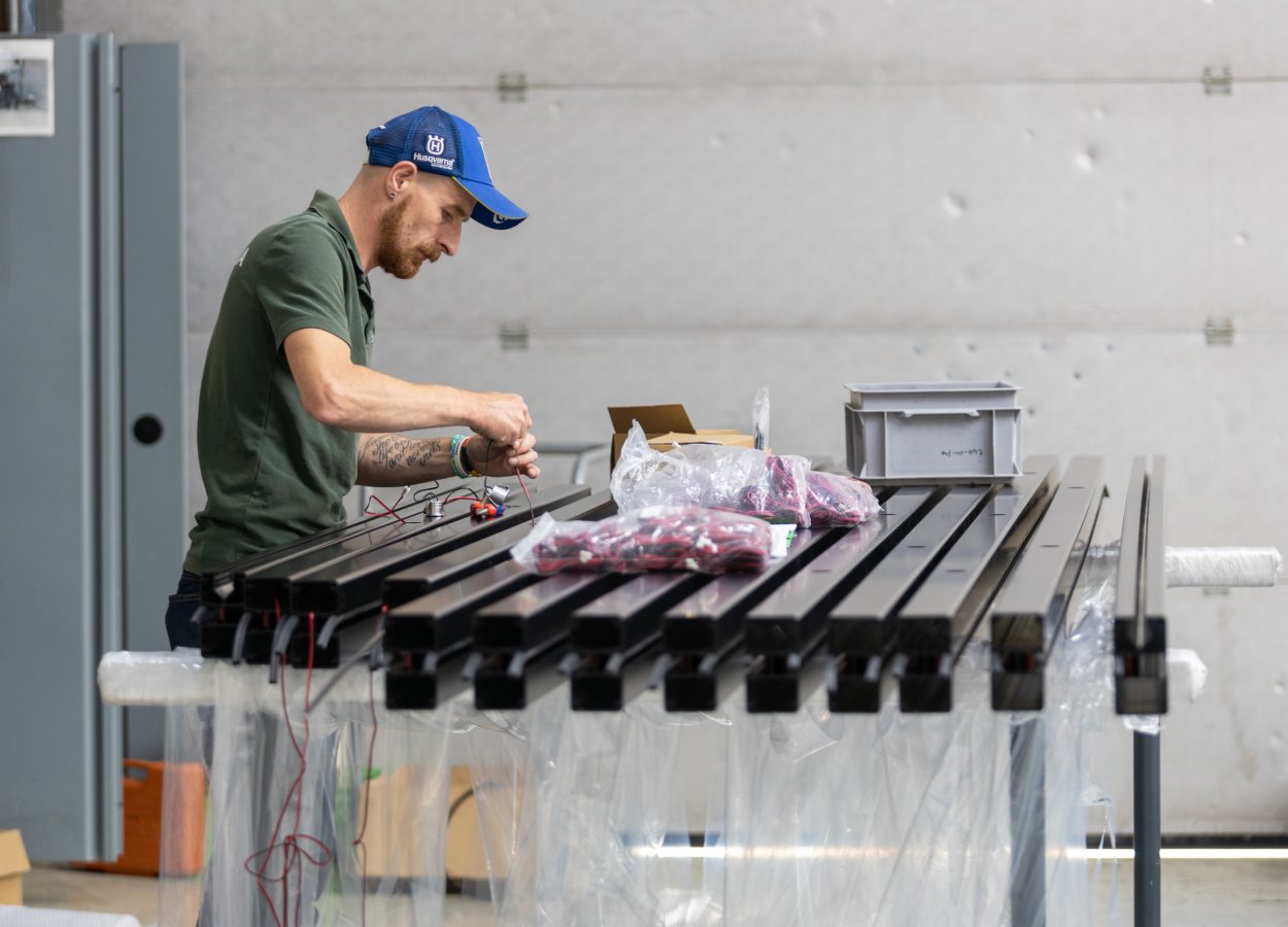 De werkplaats van metalura waar door een werknemers de glazen wanden gemaakt worden