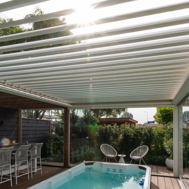Wit lamellendak boven een jaccuzi