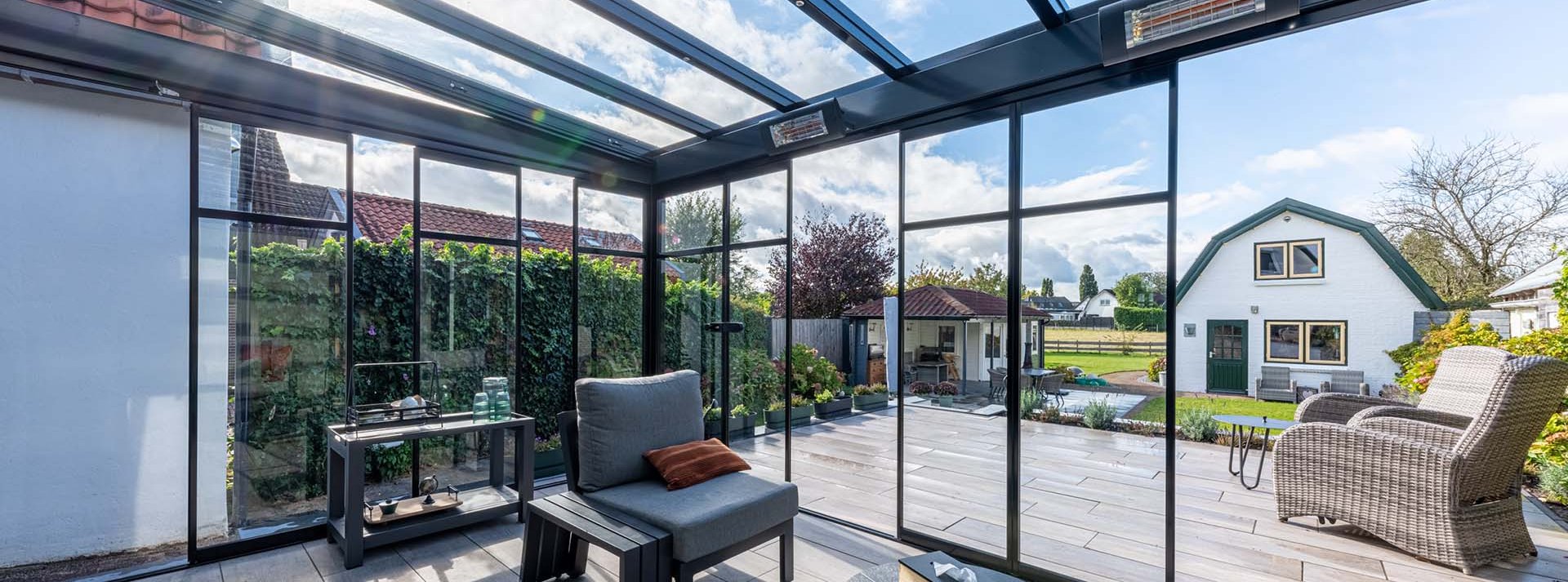 Zwarte overkapping aan huis  