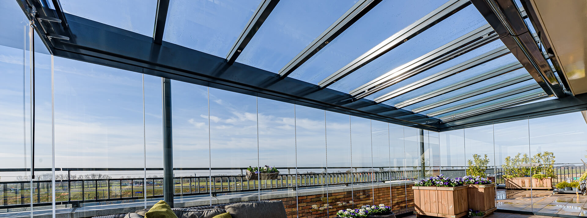 Zwarte overkapping tuin 